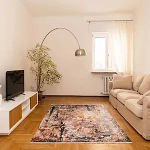 Domus - Elegante Residenza Con Affaccio Su Porta Leoni , Verona Italy